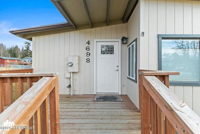 property entrance featuring a deck