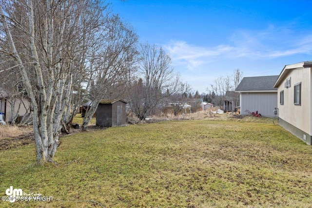 view of yard featuring an outbuilding