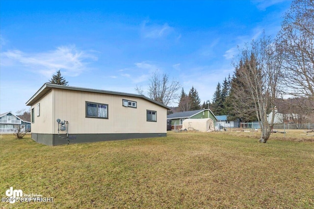 view of side of property featuring a lawn