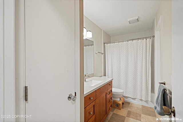 full bath with visible vents, vanity, toilet, and shower / bath combo with shower curtain