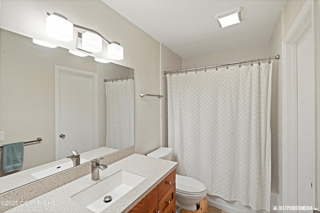 full bath featuring toilet, shower / bathtub combination with curtain, visible vents, and vanity