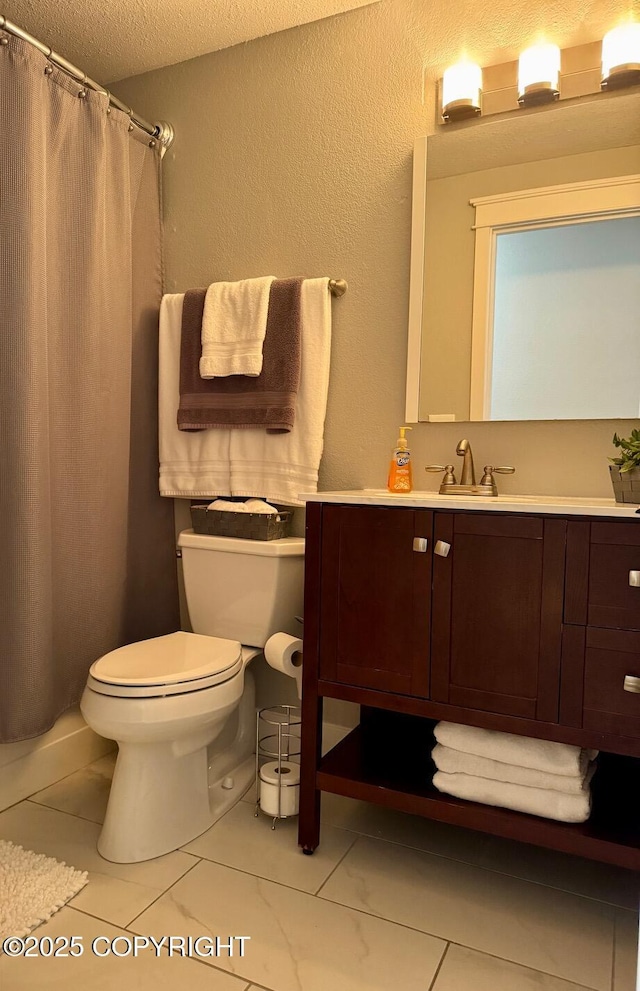 full bath with curtained shower, vanity, toilet, and a textured ceiling