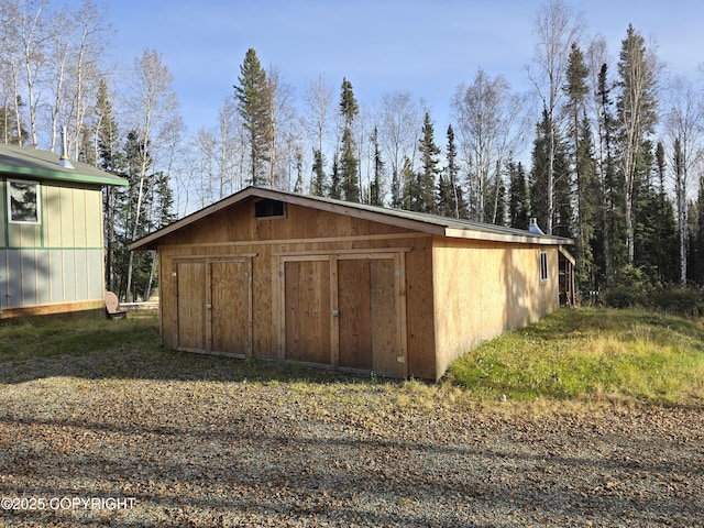 view of outdoor structure with an outbuilding