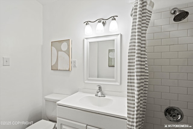521 N St, Anchorage, AK 99501 - bathroom with a shower with shower curtain, toilet, and vanity