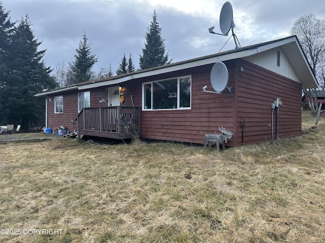 single story home featuring a front yard