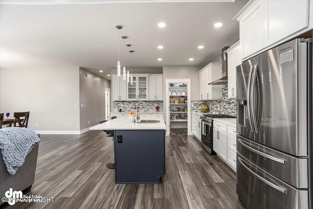 kitchen with dark wood-style floors, tasteful backsplash, appliances with stainless steel finishes, and a sink