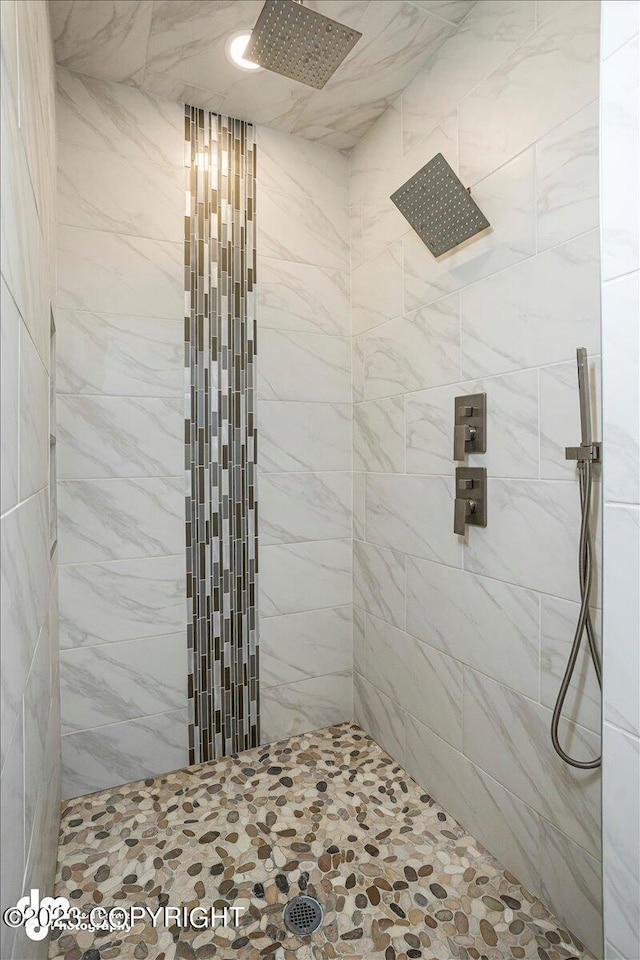 bathroom featuring a tile shower