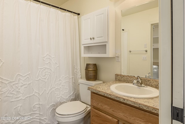 full bathroom featuring curtained shower, toilet, and vanity