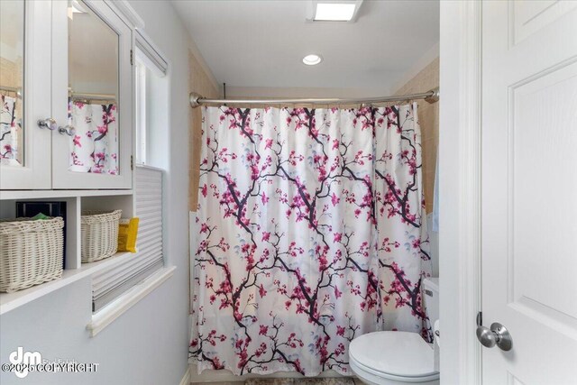 bathroom featuring recessed lighting, toilet, and a shower with shower curtain