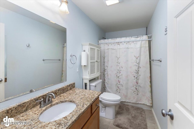 bathroom featuring toilet, curtained shower, baseboards, and vanity