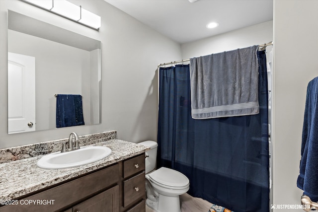 full bath with toilet, vanity, and a shower with curtain