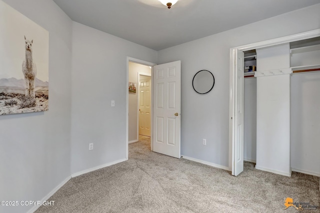 unfurnished bedroom featuring carpet, baseboards, and a closet