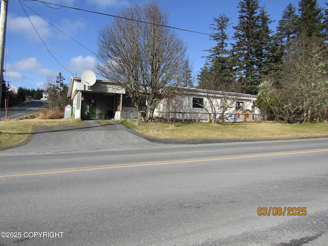 view of front of house featuring a front lawn