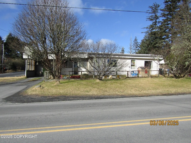 view of front of property with driveway and a front lawn