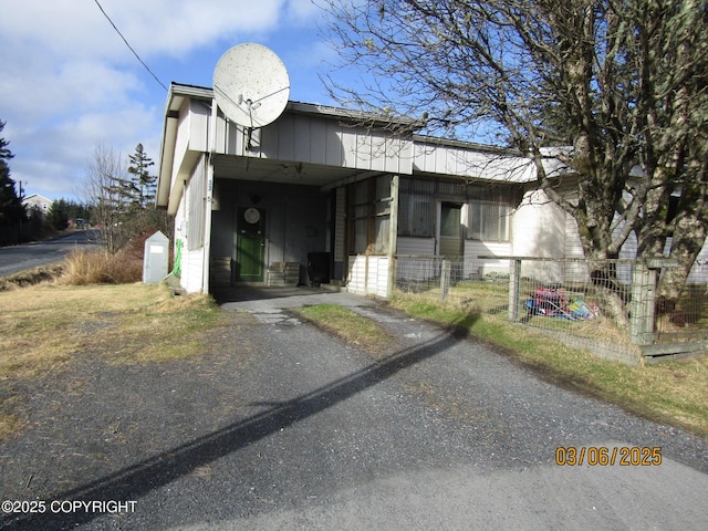 view of front of house with fence