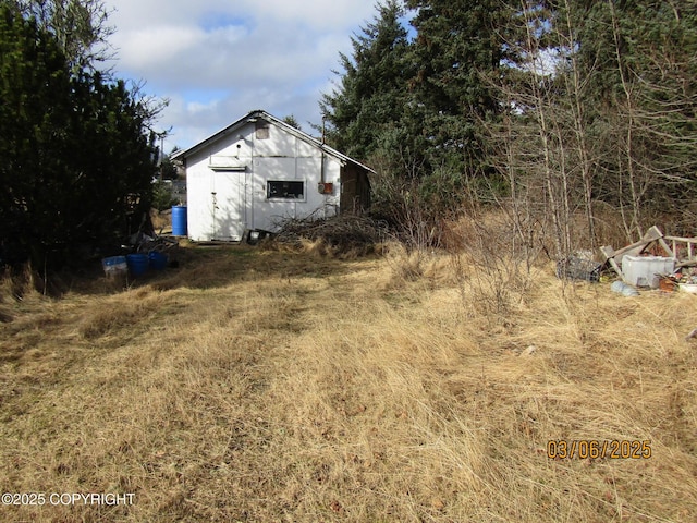 view of yard featuring an outbuilding and a storage shed