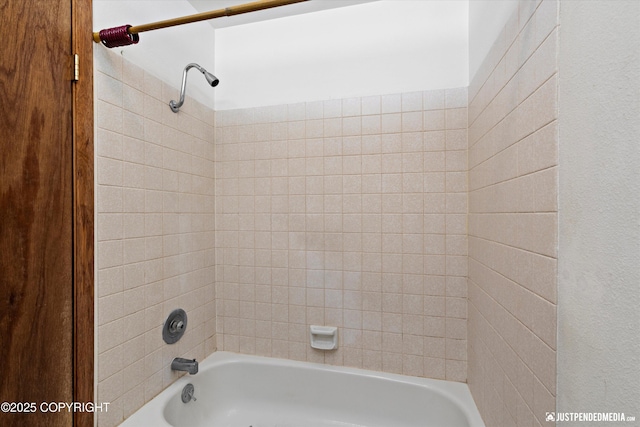 bathroom with tub / shower combination