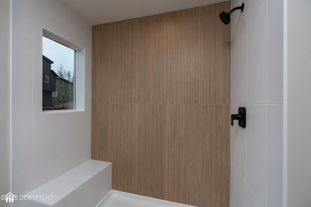 bathroom featuring a tile shower