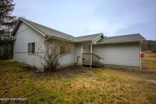 view of front facade featuring a front lawn