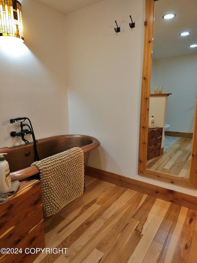 room details featuring baseboards, wood finished floors, and recessed lighting