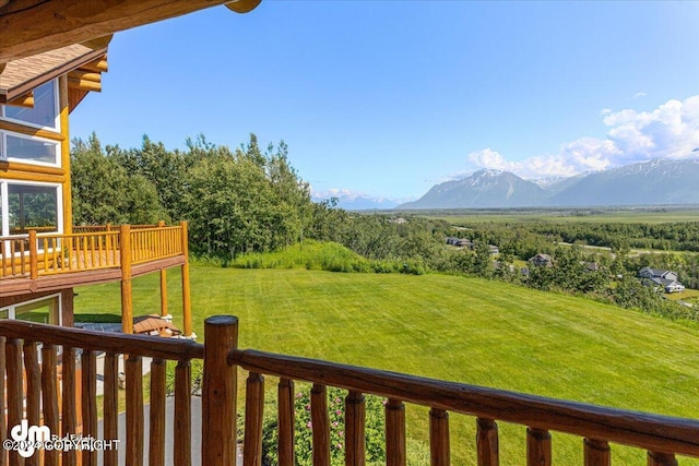 view of yard featuring a mountain view