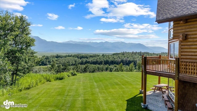 view of yard featuring a mountain view