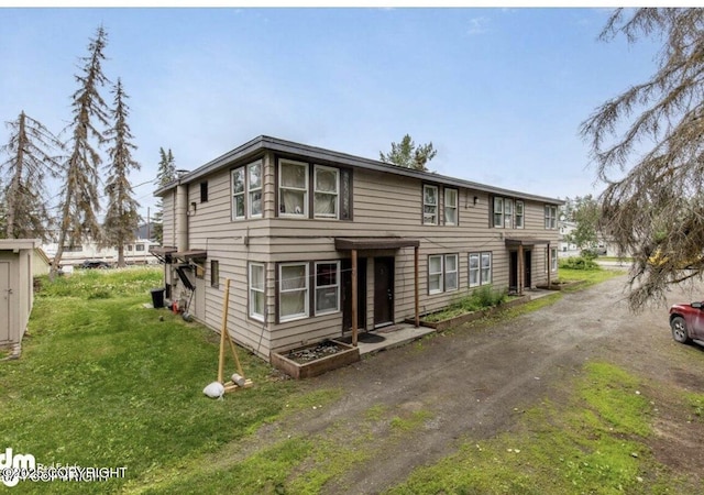 view of front of property with driveway and a front yard