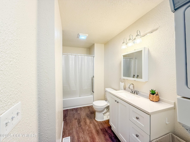 full bath with visible vents, a shower with curtain, a textured ceiling, wood finished floors, and a textured wall