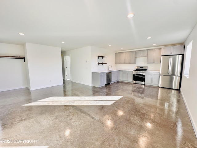 kitchen with gray cabinetry, a sink, recessed lighting, stainless steel appliances, and baseboards