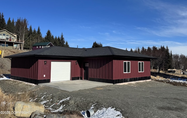 view of front facade with driveway and a garage