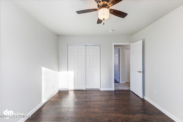 unfurnished bedroom featuring a ceiling fan, a closet, baseboards, and wood finished floors