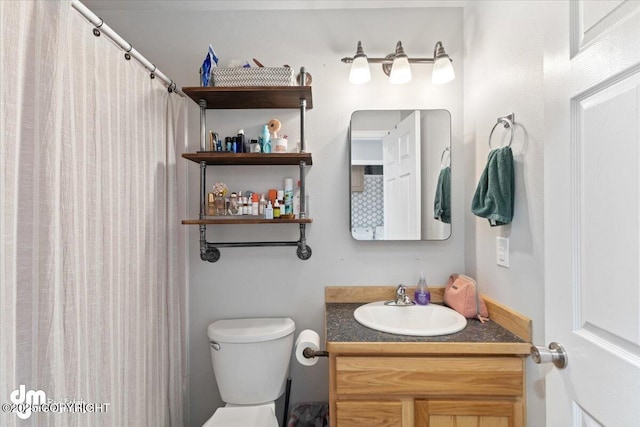 full bath featuring a shower with shower curtain, toilet, and vanity