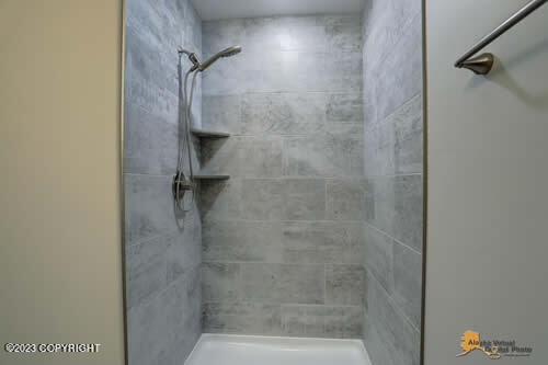 full bath featuring tiled shower