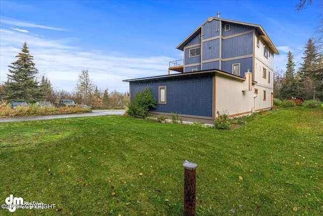 view of side of property featuring a lawn