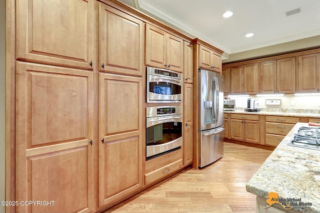 kitchen with visible vents, recessed lighting, stainless steel appliances, light wood-style floors, and crown molding