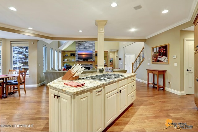 kitchen with light wood-style flooring, open floor plan, a center island, recessed lighting, and crown molding