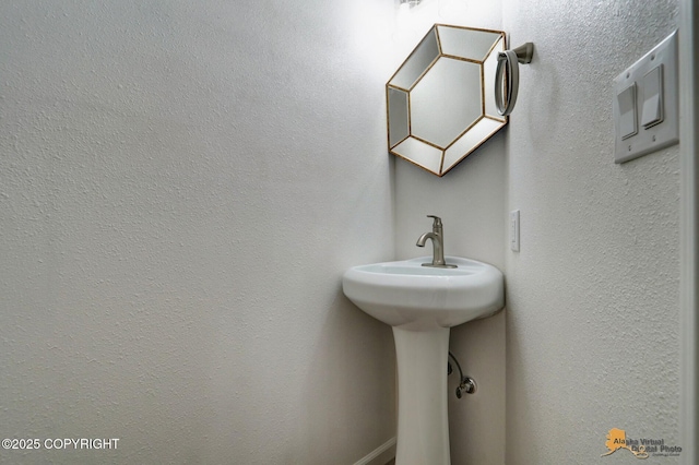 bathroom featuring a sink