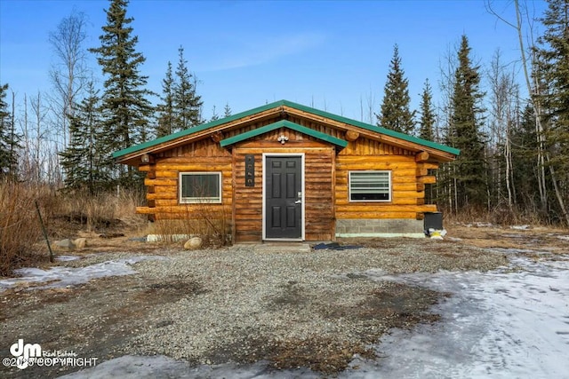 cabin featuring log exterior