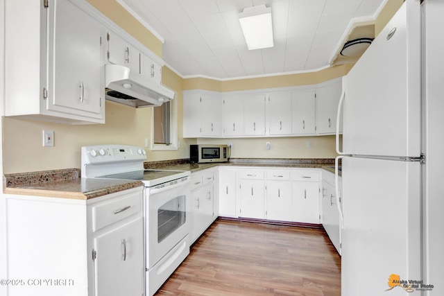 kitchen with ornamental molding, under cabinet range hood, wood finished floors, white cabinetry, and white appliances