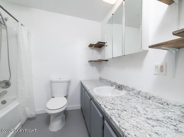 bathroom with toilet, vanity, baseboards, and shower / bath combo