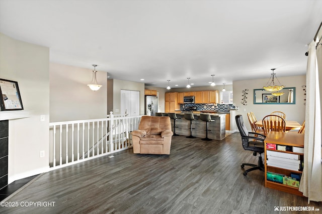 living area with dark wood finished floors, recessed lighting, and baseboards