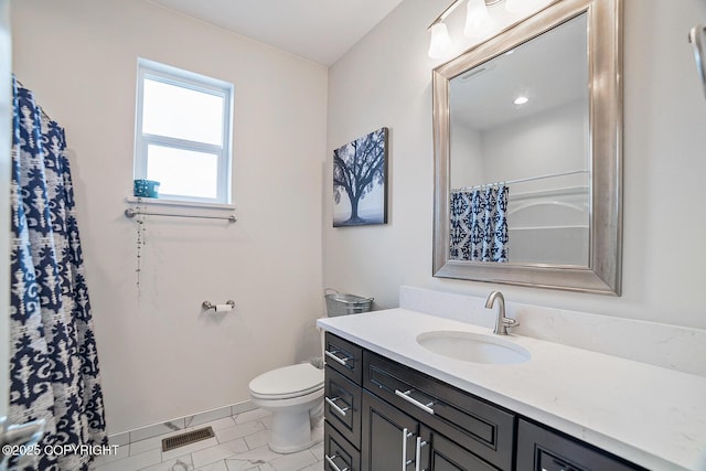 full bathroom featuring a shower with shower curtain, visible vents, toilet, and vanity