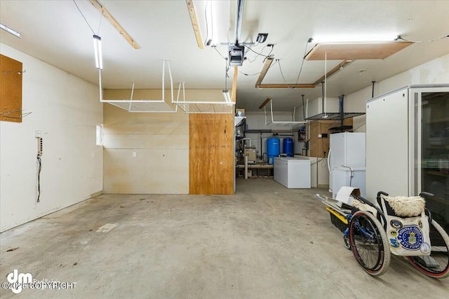 garage with freestanding refrigerator and washer and dryer