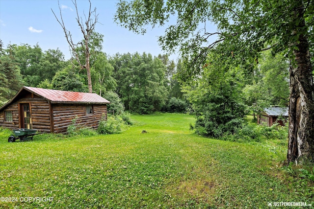 view of yard featuring an outdoor structure