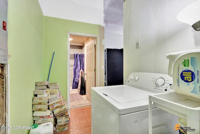 clothes washing area with washer / clothes dryer and laundry area