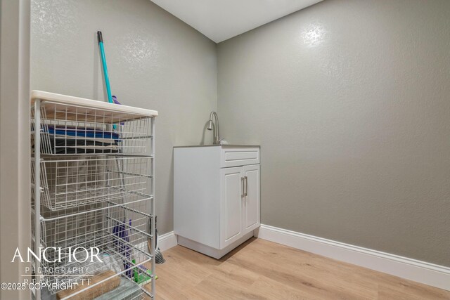 washroom featuring baseboards and light wood-style flooring