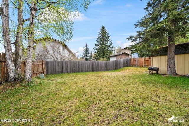 view of yard featuring an outdoor structure and a shed