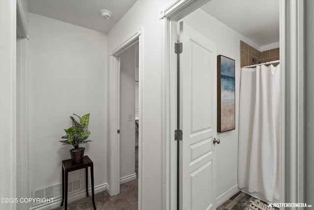 full bath with visible vents, baseboards, and curtained shower