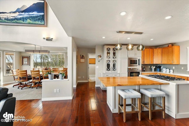 47366 Winridge Ave, Kenai, AK 99611 - kitchen featuring stainless steel appliances, dark wood-style flooring, decorative light fixtures, recessed lighting, and baseboards