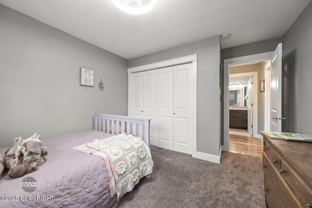 carpeted bedroom featuring baseboards and a closet
